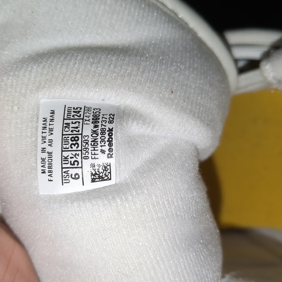 Allen Iverson questions boys size 6 Lakers edition - Picture 7 of 7